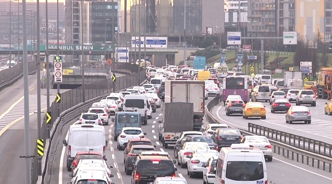 İstanbul'da haftanın son gününde trafik yoğunluğu