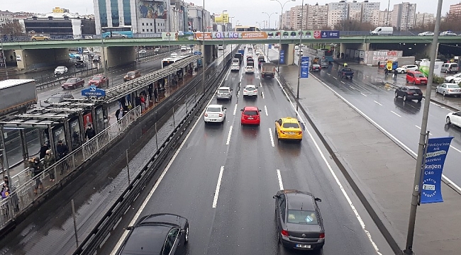 İstanbul'da öğle saatlerinde şaşırtan trafik yoğunluğu