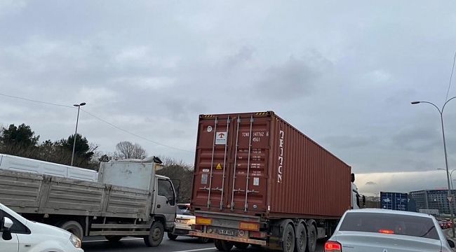 İstanbul'da yasağa uymayan ağır tonajlı araçlar trafiğe neden oluyor