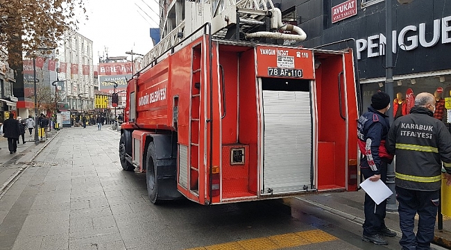 İtfaiye ekipleri saatlerce yavru kediyi kurtarmaya çalıştı
