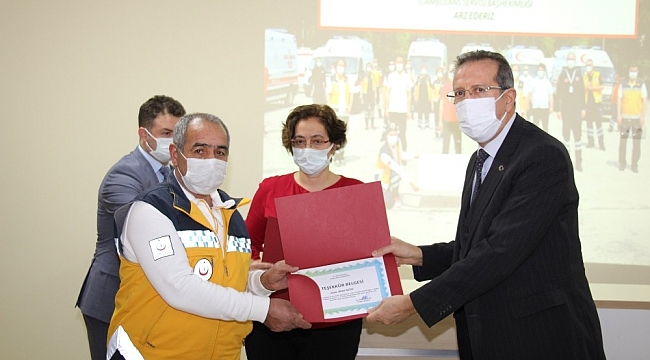 İzmir depreminin yaralarını saran sağlıkçılara teşekkür belgesi verildi