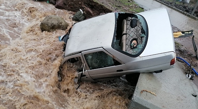 İzmir'de park halindeki araç sel sularına teslim oldu