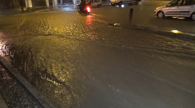 İzmir'de sağanak yağış nedeniyle caddeler göle döndü