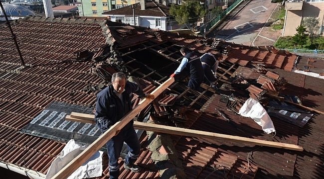 İzmit Belediyesinden çatısı yanan vatandaşa yardım