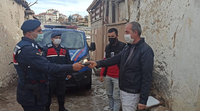 Jandarma, yolda bulduğu cüzdanı sahibine teslim etti