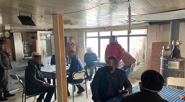 Jandarma'dan ruhsatsız kahvehaneye kumar baskını
