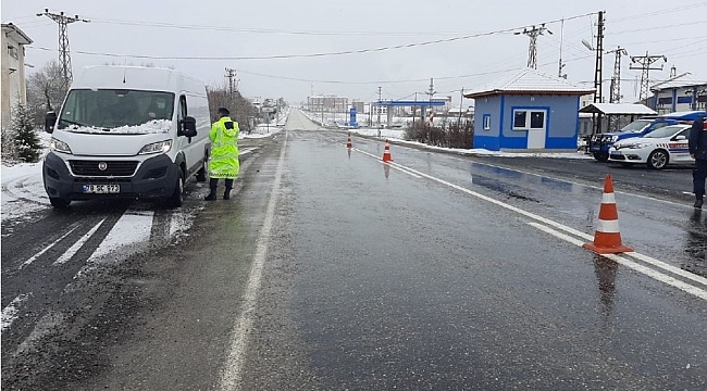Jandarmadan kış lastiği uygulaması