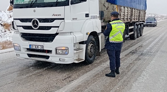 Jandarmadan kış lastiği uygulaması
