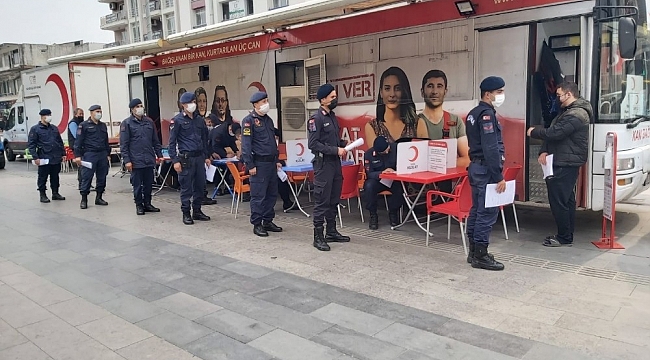 Jandarmadan Kızılay'a kan bağışı