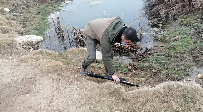 Kaçak avcı ekipleri görünce tüfeğini atıp kaçtı