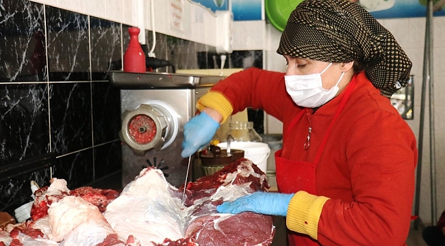 Kadın kasap erkek meslektaşları ile yarışıyor