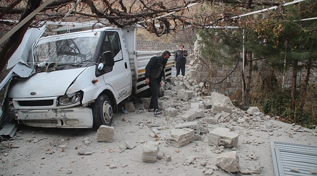 Kafa kafaya çarpışan kamyonet ve otomobil garaj kapısını ve duvarlarını yıkıp eve girdi