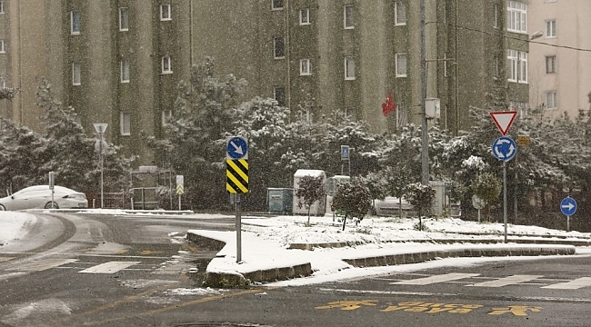 Kağıthane'de ara sokaklar beyaz örtü ile kaplandı