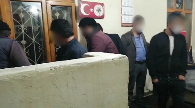 Kahvehanede oturan 11 kişiye 38 bin lira ceza