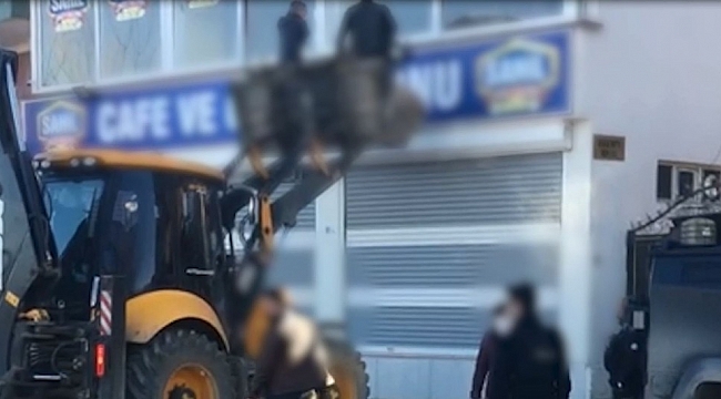 Kahvehaneyi kumar salonuna çevirdiler, polisten kaçmak için derin dondurucuya saklandılar