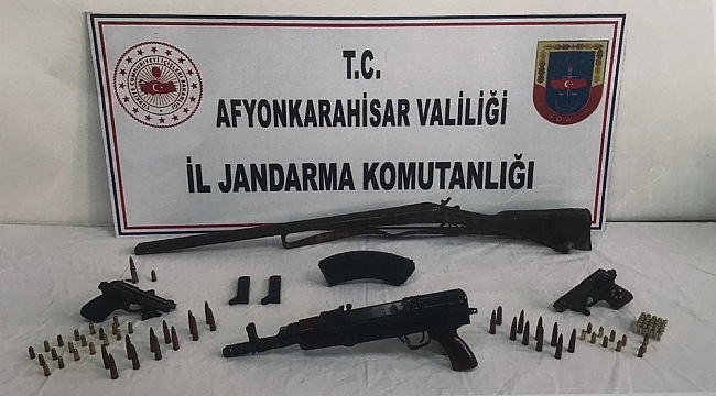 Kalaşnikof satmaya çalışırken yakalandılar