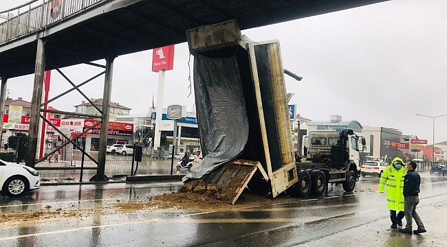 Kamyonun açılan damperi üst geçide çarptı