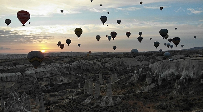 Kapadokya'da gökyüzü balonlarla renklendi