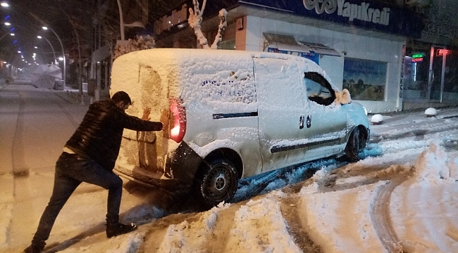 Kar 10 santimetreyi aştı: Araçlar yolda kaldı, iterek kurtarmaya çalıştılar