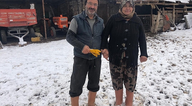 Kar altında el ele hayvanlarına böyle bakıyorlar