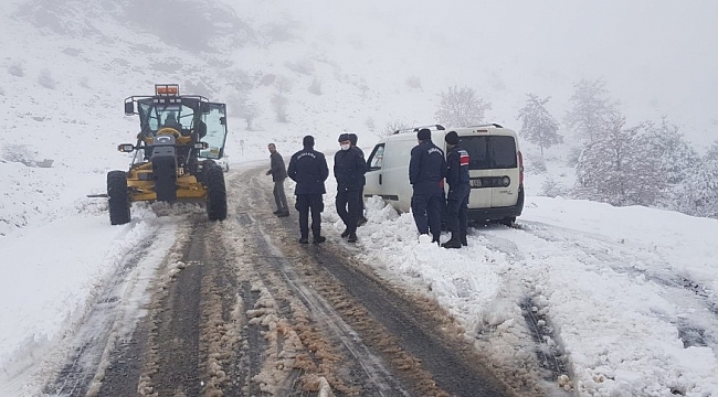 Kar nedeniyle kapanan köy yolunda araçları ile mahsur kaldılar