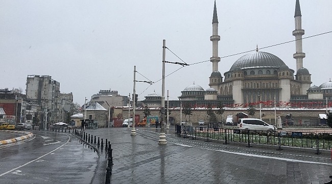 Kar Taksim Camii'nin kubbesini beyaza bürüdü