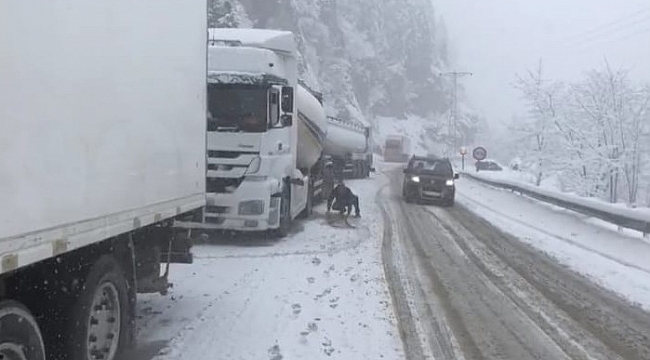 Kar yağışı Trabzon-Gümüşhane karayolunda ulaşımı olumsuz etkiliyor