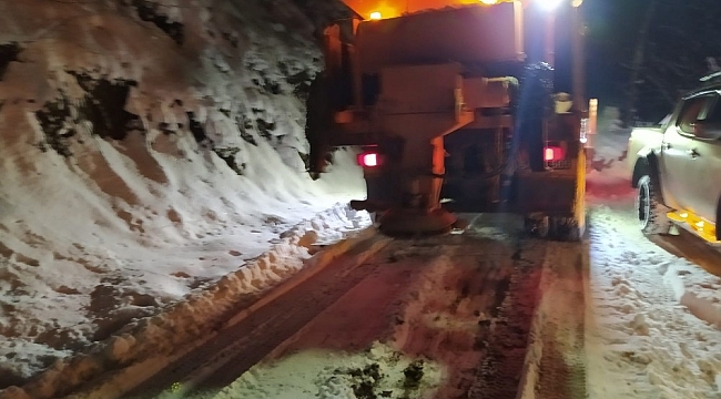 Kar yağışının etkili olduğu mahallelerde çalışmalara devam ediliyor