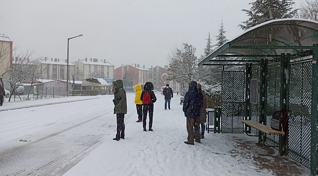 Kar yolda bıraktı