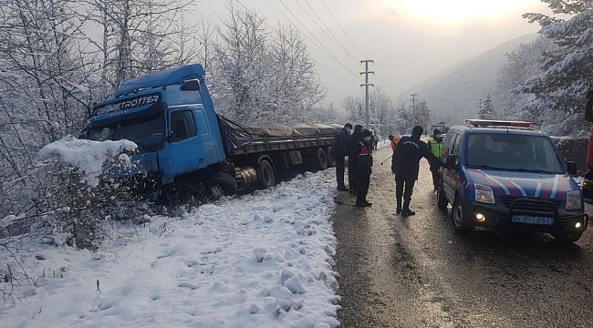 Karabük'te kar yağışı etkili oldu, kazalar ardı sıra geldi
