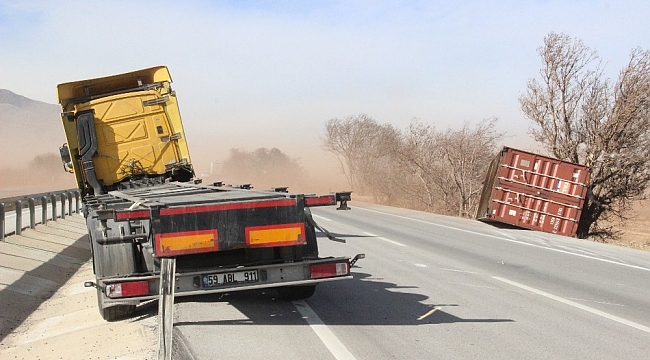 Karaman'da toz fırtınası tırın konteynerini uçurdu