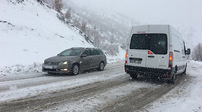 Karda mahsur kalan araçların yardımına zırhlı araçlar yetişti