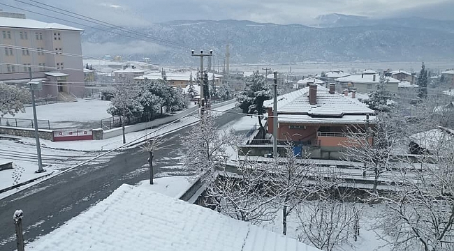 Kargı güne karla uyandı