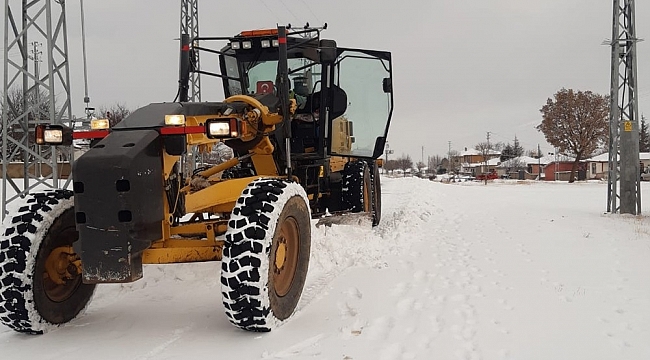 Karla kaplanan köy yolları ulaşıma açıldı