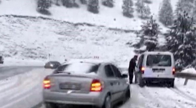 Karlı yolda kaza kamerada: 1 yaralı