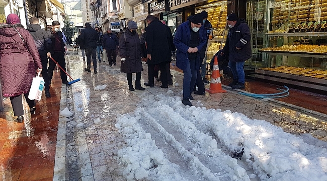 Karlı yollarda vatandaşların zorlu yürüme mücadelesi