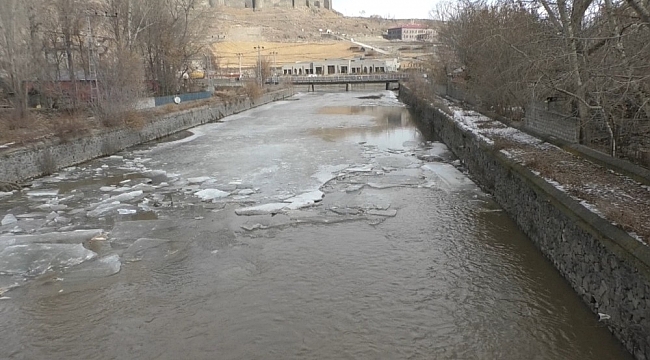 Kars Çayı'nın buzları erken çözülmeye başladı