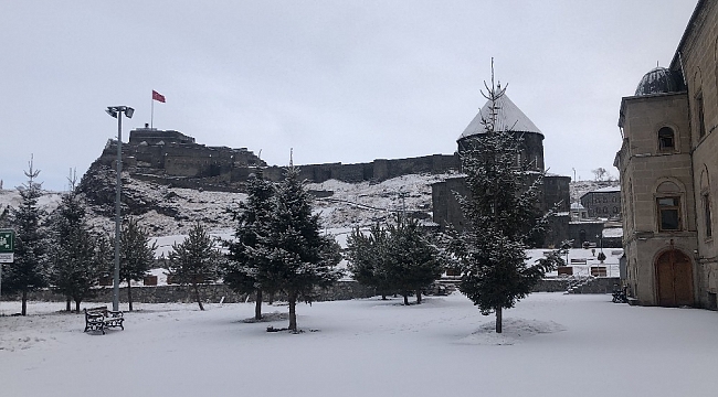 Kars'a beklenen kar yağdı