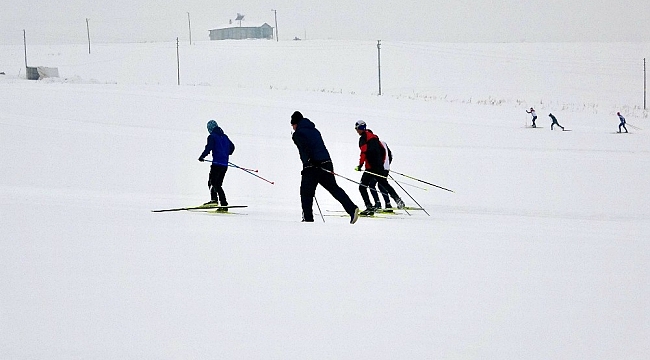 Kayaklı koşu sporcuları dondurucu soğuklarda ter dökerek yarışmalara hazırlanıyor