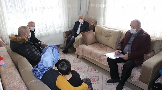 Kaymakam Kanyılmaz, vatandaşın ihtiyaç ve taleplerini evlerinde dinliyor