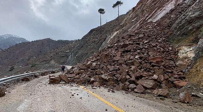 Kayseri'deki heyelan yolu ulaşıma kapattı