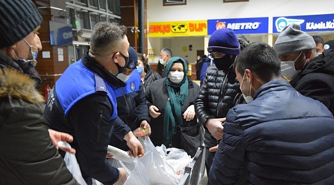 Kdz. Ereğli Belediyesi, terminalde bekleyen 300 yolcuya yemek dağıttı