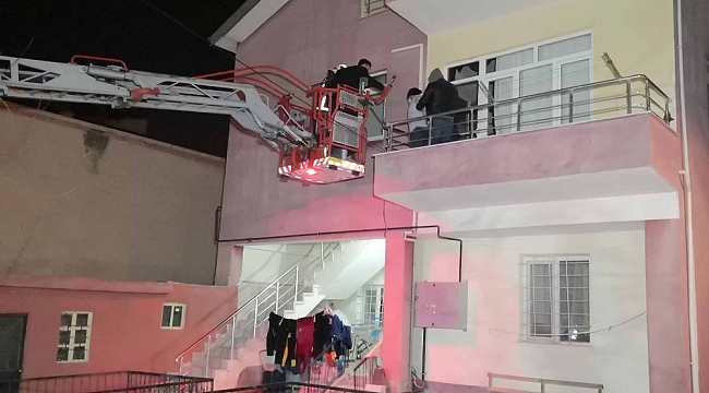 Kendisine emanet edilen evi soyan kiracı suçüstü yakalanıp itfaiye merdiveniyle indirildi