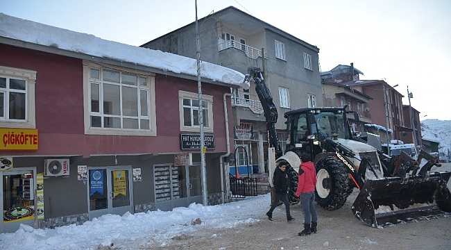 Kepçeyle çatıdaki karları temizlediler
