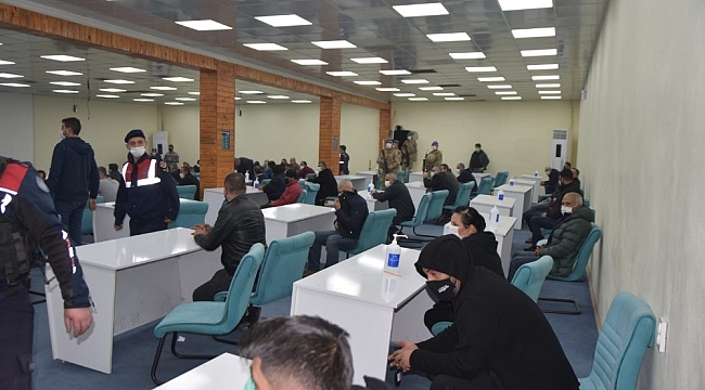 Kepçeyle duvarı yıkılarak girilen binada 89 kişi kumar oynarken yakalandı