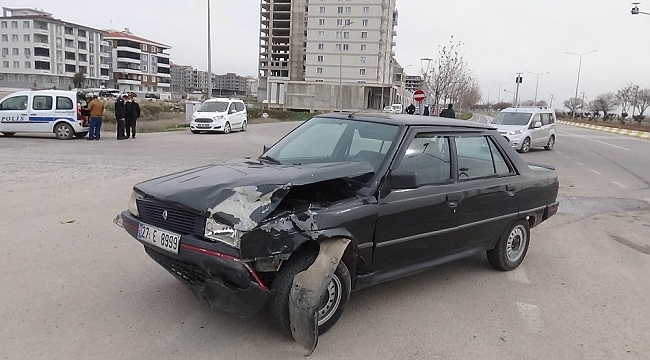 Kilis'te 2 otomobil çarpıştı: 3 yaralı
