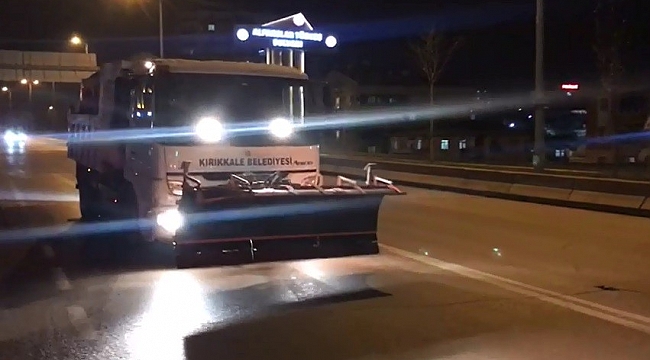 Kırıkkale Belediyesi kar ve buzlanmaya karşı 24 saat görevde