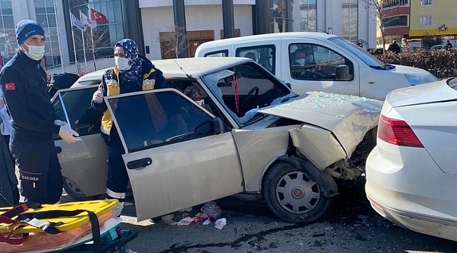 Kırmızı ışıkta bekleyen otomobile arkadan çarptı, 3 yaralı