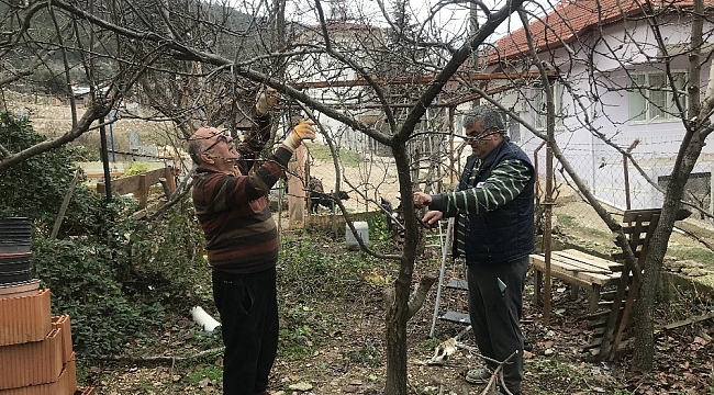 Kışın köye gelemeyen köylülerin evlerinin bakımını komşuları yapıyor