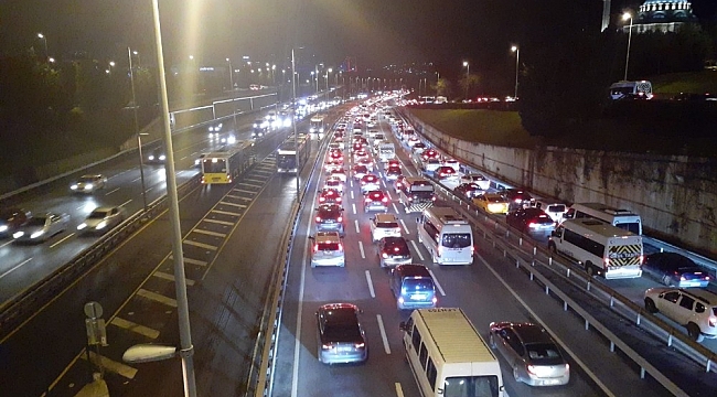 Kısıtlama sonrası İstanbul'da trafik yoğunluğu başladı